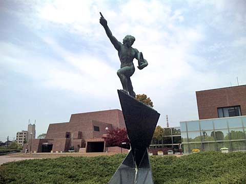 豊田市民会館の像